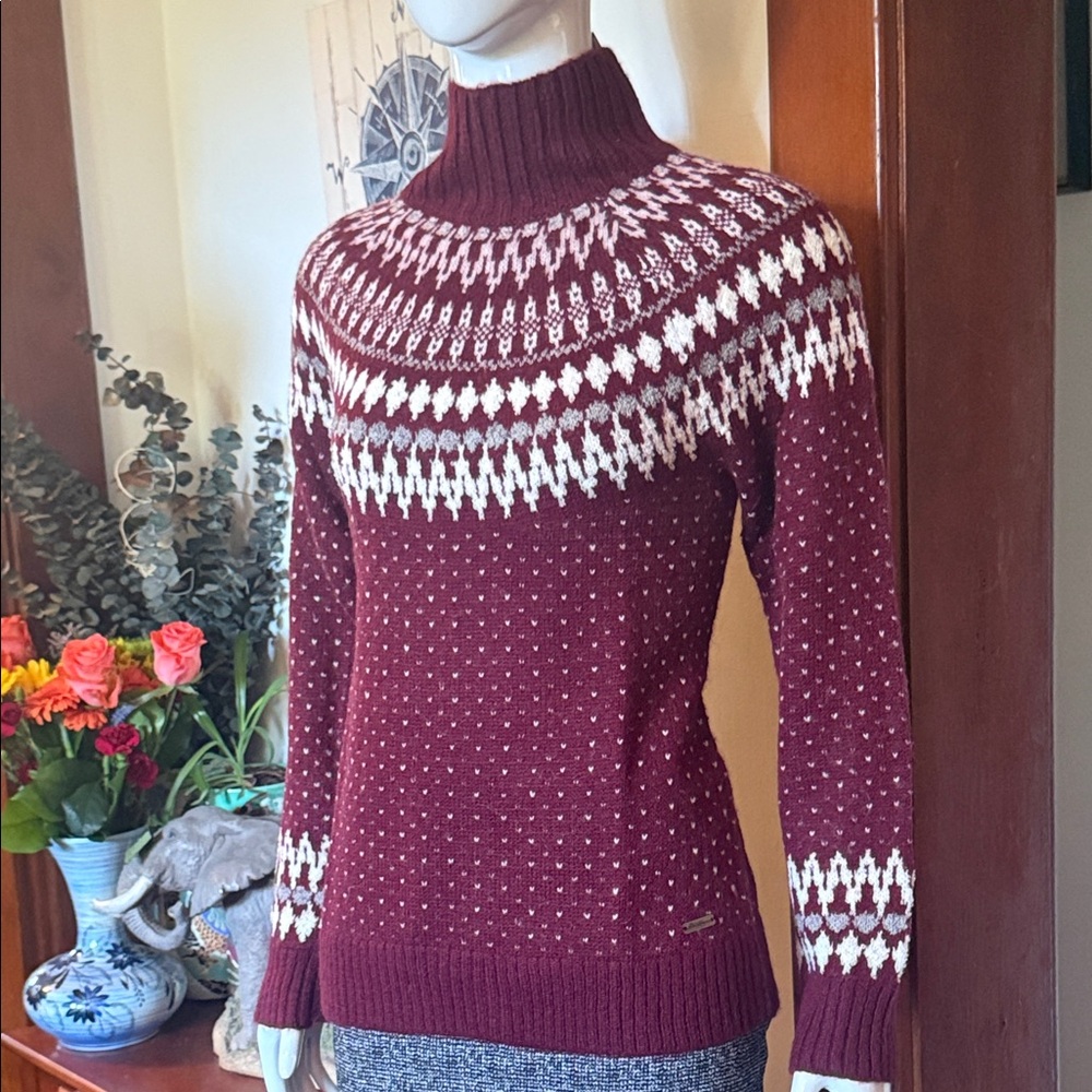 NWT Eddie Bauer size small Women's Burgundy and White Sweater